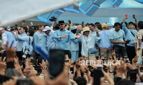 Musisi sekaligus poltisi partai Gerindra Ahmda Dhani bersama Titiek Soeharto saat mengahdiri gelaran kampanye akbar capres dan cawapres nomor urut 2 bertajuk Pesta Rakyat untuk Indonesia Maju di Stadion Utama Gelora Bung Karno (SUGBK), Jakarta, Sabtu (10/2/2024). Dalam kesempatannya, capres Prabowo Subianto mengajak seluruh masyarakat dan pendukungnya untuk menggunakan hak suaranya pada Pemilihan Presiden 2024 pada 14 Februari mendatang. Acara Pesta Rakyat tersebut juga dihadiri sejumlah tokoh nasional, tokoh keagamaan, artis dan musisi seperti Presiden Indonesia keenam Susilo Bambang Yudhoyono, Habib Luthfi Bin Yahya, Raffi Ahmad hingga Ahmad Dhani dan personel grup band Dewa 19.