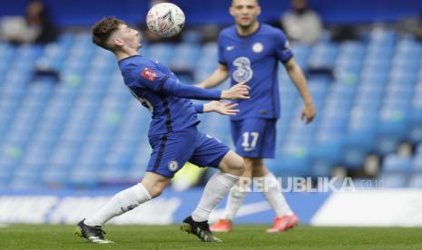 Billy Gilmour dari Chelsea beraksi pada pertandingan sepak bola perempat final Piala FA Inggris antara Chelsea dan Sheffield United di stadion Stamford Bridge di London, Minggu, 21 Maret 2021.