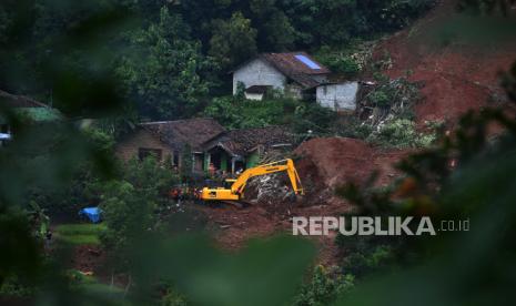 Petugas menggunakan alat berat mencari korban tanah longsor di Ngetos, Nganjuk, Jawa Timur, Selasa (16/2/2021). Tim SAR dibantu anjing melacak mencari korban longsor Nganjuk.