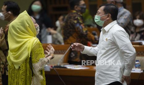 Menteri Kesehatan Terawan Agus Putranto (kanan) berbincang dengan anggota DPR Dewi Asmara saat akan mengikuti rapat kerja dengan Komisi IX DPR di kompleks Parlemen, Jakarta, Kamis (11/6/2020). Rapat yang juga diikuti Menteri Koordinator Bidang Pembangunan Manusia dan Kebudayaan (Menko PMK) Muhadjir Effendy itu membahas penanggulangan defisit dana jaminan sosial BPJS Kesehatan dan perbaikan tata kelola sistem layanan kesehatan