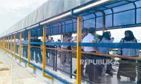 Badan Pengelola Transportasi Jabodetabek (BPTJ) meninjau skybridge yang menghubungkan Stasiun Bojonggede dan Terminal Bojonggede, Kabupaten Bogor, Senin (4/12/2023) sebelum diuji coba besok. 