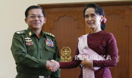  Pemimpin pro-demokrasi Myanmar Aung San Suu Kyi (kanan), ketua partai Liga Nasional untuk Demokrasi (NLD), berjabat tangan dengan panglima militer Myanmar Jenderal Senior Min Aung Hlaing (kiri) saat mereka berpose untuk media sebelum pertemuan mereka di markas militer di Naypyitaw, ibu kota Myanmar, 02 Desember 2015 (diterbitkan ulang 01 Februari 2021). Menurut laporan media, tentara Myanmar telah merebut kekuasaan setelah menangkap politisi terkemuka atas tuduhan penipuan dalam pemilihan demokratis November.