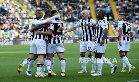 Pemain Udinese Gerard Deulofeu (kiri) melakukan selebrasi bersama rekan setimnya setelah mencetak gol pada pertandingan sepak bola Serie A Italia Udinese Calcio vs US Sassuolo Calcio di Friuli - stadion Dacia Arena di Udine, Italia, 7 November 2021.