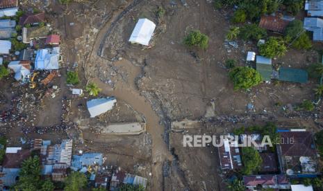 Foto udara kerusakan akibat banjir bandang di Adonara Timur, Kabupaten Flores Timur, Nusa Tenggara Timur (NTT), Selasa (6/4/2021). Cuaca ekstrem akibat siklon tropis Seroja telah memicu bencana alam di sejumlah wilayah di NTT dan mengakibatkan rusaknya ribuan rumah warga dan fasilitas umum. 