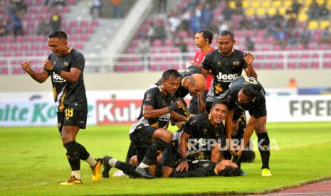 Para pemain Dewa United FC melakukan selebrasi usai mencetak gol ke gawang lawan.