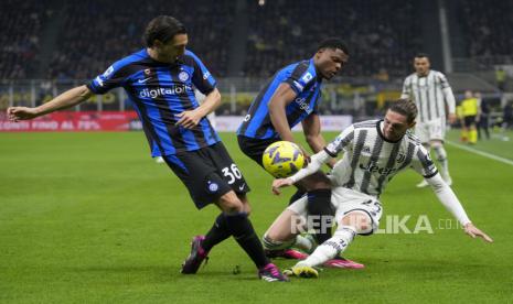 Gelandang Juventus Adrien Rabiot (kanan) saat berduel memperebutkan bola dengan pemain Inter Milan dalam lanjutan Serie A Liga Italia. 