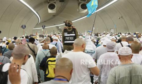 Jamaah haji di jembatan jamarat, Mina, 30 Juni 2023.