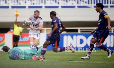 Para pemain Persita (kostum ungu) dalam pertandingan Liga 1.