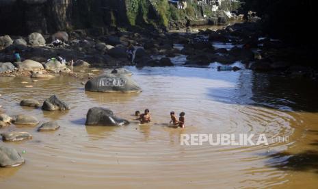 Seorang Remaja Ditemukan Tewas Di Sungai Ciliwung Republika Online