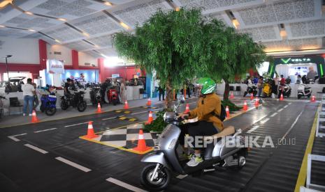 Pengunjung mencoba sepeda motor listrik pada Pameran otomotif Periklindo Electric Vehicles Show (PEVS) 2024 di JIExpo Kemayoran, Jakarta, Rabu (1/5/2024).