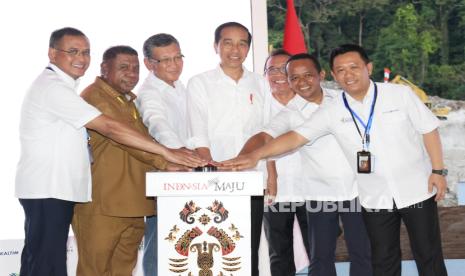 Presiden Joko Widodo (tengah), bersama Direktur Utama PT Pupuk Indonesia (Persero) Rahmad Pribadi, Penjabat Gubernur Papua Barat Ali Baham Temongmere, Menteri ESDM Arifin Tasrif, Menteri Sekretaris Negara Pratikno, Menteri Investasi Bahlil Lahadalia, dan Direktur Utama PT Pupuk Kaltim Budi Wahju Soesilo (dari kiri), menekan tombol saat peresmian peletakan batu pertama pembangunan Proyek Strategis Nasional (PSN) Kawasan Industri Pupuk, di Fakfak, Papua Barat, Kamis (23/11/2023). PSN Kawasan Industri Pupuk di Fakfak adalah kawasan industri pupuk pertama dalam 40 tahun terakhir, dengan kapasitas produksi pupuk Urea sebesar 1.150.000 ton per tahun dan amonia 825.000 ton per tahun. Dengan dibangunnya kawasan industri pupuk ini akan memperkuat posisi Pupuk Indonesia sebagai penyedia pupuk terbesar di Asia Pasifik, Timur Tengah, dan Afrika Utara.