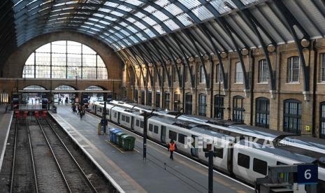 Kereta di Stasiun Kings Cross di London, Inggris, Jumat (6/1/2023). Final MU-Newcastle, Kereta Jurusan London-Newcastle Larang Alkohol