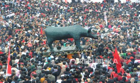 Patung Kerbau diarak saat kampanye terbuka pasangan Ganjar-Mahfud bertajuk Hajatan Rakyat di Banyuwangi, Jawa Timur, Kamis (8/2/2024). Kampanye tersebut dihadiri puluhan ribu masyarakat yang mendukung pasangan Ganjar Pranowo dan Mahfud MD sebagai presiden dan wakil presiden dalam kontestasi pilpres 2024.