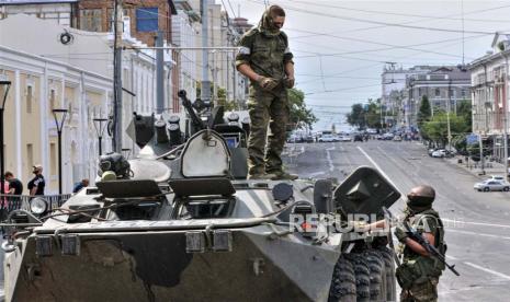 Servicemen from Private military company (PMC) Wagner Group block a street in downtown Rostov-on-Don, southern Russia, 24 June 2023. Security and armoured vehicles were deployed after private military company (PMC) Wagner Group’s chief Yevgeny Prigozhin said in a video that his troops had occupied the building of the headquarters of the Southern Military District, demanding a meeting with Russia’s defense chiefs. 