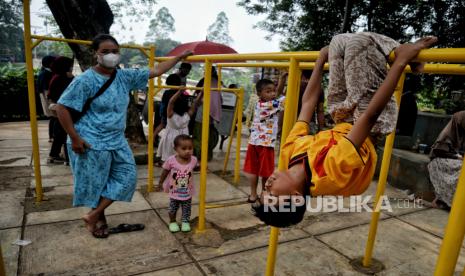 Warga beraktivitas di kawasan Banjir Kanal Timur (BKT), Duren Sawit, Jakarta Timur, Ahad (30/1/2022). Pemerintah mengimbau pada warga untuk mengurangi mobilitas guna menekan risiko penularan Covid-19 setelah angka kasus positif Covid-19 secara nasional pada Sabtu (29/1/2022) bertambah 11.588 kasus, sehingga total menjadi 4.330.763.