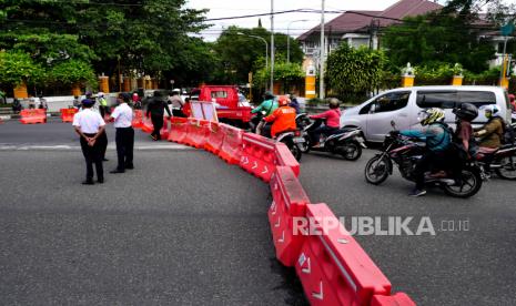 Satgas Covid-19 berjaga saat penyekatan di Jalan Adisucipto, Yogyakarta, Rabu (7/7). Penyekatan dilakukan untuk proses penyemprotan disinfektan oleh petugas. Penyemprotan ini untuk mengurangi  penyebaran Covid-19.