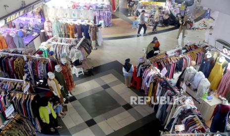 People shop in Tanah Abang textile market, Jakarta, Indonesia, 26 September 2023.  Indonesias government officially banned social media commerce including TikTok Shop saying the practices could threaten local and small businesses.  