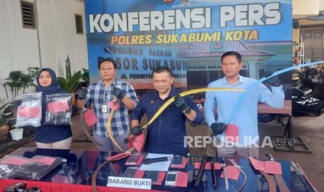 Kasat Reskrim Polres Sukabumi Kota AKP Bagus Panuntun memberikan keterangan pers terkait kasus tawuran hingga menyebabkan seorang pemuda meninggal dunia di Mapolres Sukabumi Kota, Rabu (6/12/2023).