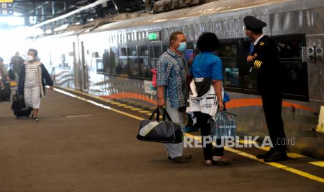 Penumpang naik gerbong kereta api jarak jauh di Stasiun Yogyakarta. Kasus Covid-19 di Yogyakarta kembali menunjukkan kenaikan.