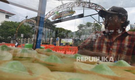 Pedagang berjualan di dekat pintu masuk Taman Margasatwa Ragunan. Pemerintah akan memberikan dukungan sosial berupa bantuan langsung tunai untuk beberapa kelompok masyarakat yang dinilai paling terdampak dari wabah virus corona (Covid-19). 