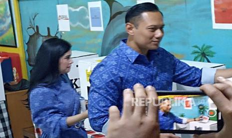 Ketua Umum Partai Demokrat Agus Harimurti Yudhoyono (AHY) bersama Annisa Pohan menggunakan hak pilihnya di tempat pemungutan suara (TPS) 101, Sekolah Dasar Negeri (SDN) Bapem, Jakarta Selatan. 