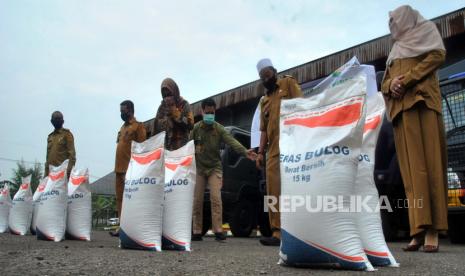 Sejumlah kepala desa bersiap menerima penyaluran bantuan sosial beras untuk masyarakat Kabupaten Bogor di Gudang Bulog, Dramaga, Kabupaten Bogor, Jawa Barat, Kamis (30/4/2020). Pemerintah Kabupaten Bogor menyalurkan bantuan sosial sebanyak 18 ribu ton beras untuk masyarakat terdampak pandemi virus corona (COVID-19) di Kabupaten Bogor untuk 200 ribu keluarga dengan masing-masing mendapatkan 30 kilogram beras selama tiga bulan