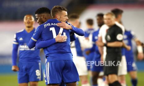 Pesepak bola Leicester City Kelechi Iheanacho berpelukan dengan Jamie Vardy usai pertandingan melawan Tim Crystal Palace pada Liga Premier Inggris di Stadion King Power, Leicester, Inggris, Senin (26/4). Leicester City berhasil mengalahkan Crystal Palace dengna skor akhir 2-1, melalui gol yang dicetak oleh Timothy Castagne dan Kelechi Iheanacho. (Andrew Boyers/Pool via AP)