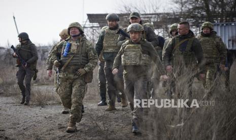  Dalam foto selebaran yang disediakan oleh Kantor Pers Kepresidenan Ukraina, Presiden Ukraina Volodymyr Zelenskyy, tengah, mengunjungi garis depan di wilayah Donetsk, Ukraina timur, Kamis, 17 Februari 2022. Menteri Luar Negeri AS Antony Blinken mengatakan kepada ABC News bahwa Presiden Rusia Vladimir Putin