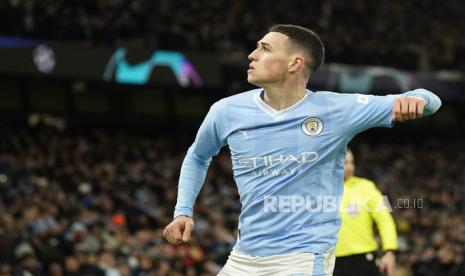 Gelandang serang Manchester City, Phil Foden, berselebrasi usai mencetak gol ke gawang RB Leipzig dalam lanjutan Liga Champions, Rabu (29/11/2023) dini hari WIB. 