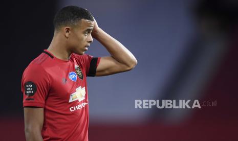 Winger Manchester United (MU) Mason Greenwood ditekel keras pemain Southampton Oriol Romeu.