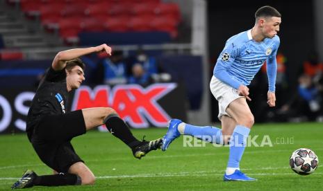  Phil Foden dari Manchester City (kanan) ditantang oleh Florian Neuhaus pada pertandingan leg kedua babak 16 besar Liga Champions UEFA antara Manchester City dan Borussia Moenchengladbach di Puskas Ferenc Arena di Budapest, Hongaria, 16 Maret 2021.