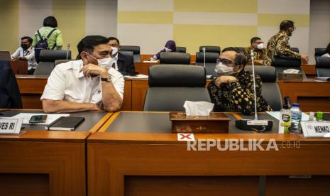 Menko Polhukam Mahfud MD (kanan) berbincang dengan Menko Marves Luhut Binsar Pandjaitan (kiri)