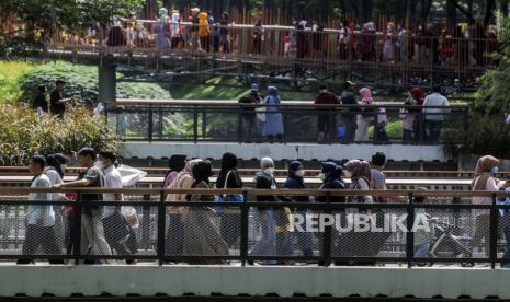 Sejumlah warga saat berwisata mengunjungi Tebet Eco Park, Jakarta, Rabu (1/6/2020). Pemprov DKI memilih Tebet Eco Park sebagai lokasi peringatan Hari Lingkungan Hidup.