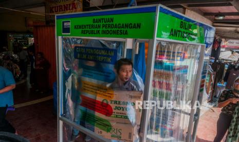 Warga yang keluar dari pasar memasuki bilik disinfektan di Pasar Tradisional Rangkasbitung di Lebak, Banten, Kamis (4/5/2020). Penggunaan bilik disinfektan serta tempat cuci tangan tersebut sebagai sarana pendukung persiapan menuju tatanan normal baru guna mencegah penyebaran COVID-19