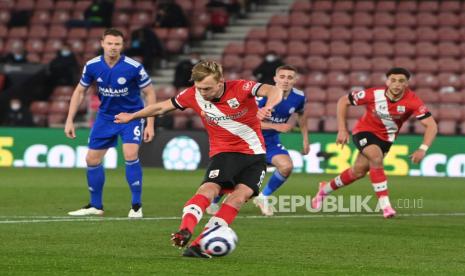 Aksi gelandang Southampton James Ward-Prowse saat mengeksekusi tendangan bebas.