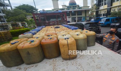 Kabidhumas Polda Sumbar Kombes Pol Satake Bayu menunjukan barang bukti bio solar yang diamankan di Mapolda Sumatera Barat, di Padang, Rabu (8/6/2022). Ditreskrimsus Polda Sumbar mengamankan lima tersangka penyalahgunaan pengangkutan BBM bersubsidi untuk diperdagangkan kembali dengan barang bukti 35 jeriken berisi 33 liter biosolar, 16 jeriken isi 35 liter biosolar, dan 54 jeriken kosong serta satu unit minibus dan satu truk dengan tangki yang sudah dimodifikasi. 