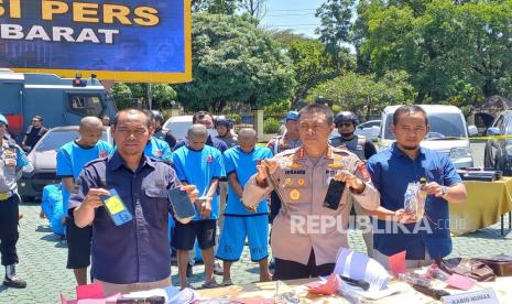 Polda Jabar mengungkap jaringan pelaku curanmor asal Lampung dan Sukabumi. Belasan orang tersangka berhasil diamankan.