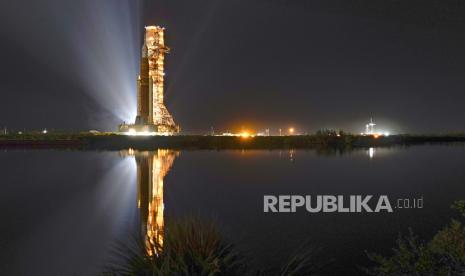 Roket NASA Artemis dengan pesawat ruang angkasa Orion meninggalkan Gedung Perakitan Kendaraan bergerak perlahan ke landasan 39B di Pusat Antariksa Kennedy, Senin, 6 Juni 2022, di Cape Canaveral, Florida. 