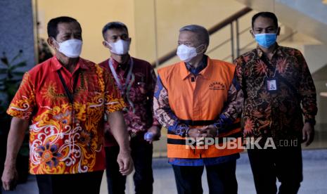 Tersangka Hakim Agung Sudrajad Dimyati (kedua kanan) mengenakan rompi tahanan saat akan dihadirkan dalam konferensi pers penahanan tersangka di Gedung Merah Putih KPK, Jakarta, Sabtu (24/9/2022). Dalam konferensi pers tersebut, KPK resmi menahan Hakim Agung Sudrajad Dimyati sebagai tersangka kasus dugaan suap pengurusan perkara di Mahkamah Agung. Dimyati bersama sembilan orang lainnya yang terdiri dari PNS Mahkamah Agung, pengacara dan pihak swasta menjadi tersangka dalam kasus suap pengurusan kasasi pailit Kopersi Simpan Pinjam Intidana. Kasus ini terbongkar lewat operasi tangkap tangan (OTT) yang digelar pada Rabu dan Kamis kemarin. Republika/Thoudy Badai