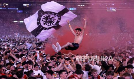 Fans Eintracht Frankfurt merayakan kemenangan tim mereka pada tontonan publik final UEFA Europa League antara Eintracht Frankfurt dan Glasgow Rangers di stadion Deutsche Bank Park di Frankfurt am Main, Jerman, 18 Mei 2022. 