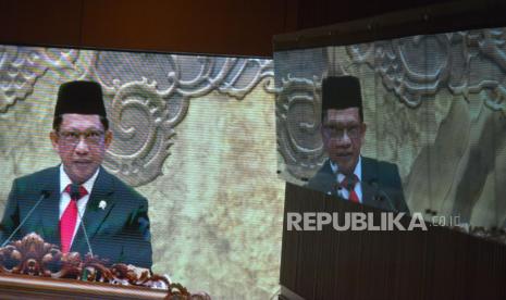 Menteri Dalam Negeri Tito Karnavian membacakan laporan Pemerintah dalam rapat paripurna ke-10 masa persidangan II tahun 2022-2023 di Kompleks Parlemen, Senayan, Jakarta, Kamis (17/11/2022). Dalam Rapat Paripurna tersebut DPR mengesahkan Rancangan Undang-Undang (RUU) tentang Pembentukan Provinsi Papua Barat Daya menjadi Undang-Undang (UU). 