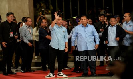 Capres dan cawapres nomor urut 2 Prabowo Subianto dan Gibran Rakabuming Raka tiba di lokasi untuk mengikuti sesi Debat Kedua Calon Wakil Presiden Pemilu 2024 di Jakarta Convention Center (JCC), Jakarta, Jumat (22/12/2023). Debat kedua ini mengangkat tema Ekonomi Kerakyatan dan Digital, Keuangan, Investasi Pajak, Perdagangan, Pengelolaan APBN-APBD, Infrastruktur dan Perkotaan.