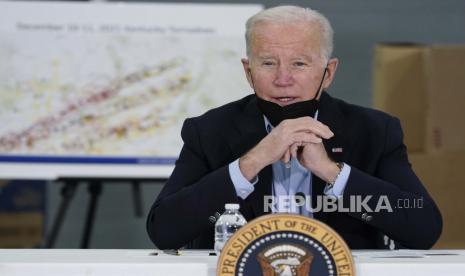 Presiden Joe Biden berbicara saat dia menghadiri pengarahan dari para pemimpin lokal tentang kerusakan badai akibat tornado dan cuaca ekstrem di Bandara Mayfield Graves County di Mayfield, Ky., Rabu, 15 Desember 2021. Biden mengimbau semua orang Amerika untuk mendapatkan vaksinasi, sebagai upaya memerangi varian omicron. 