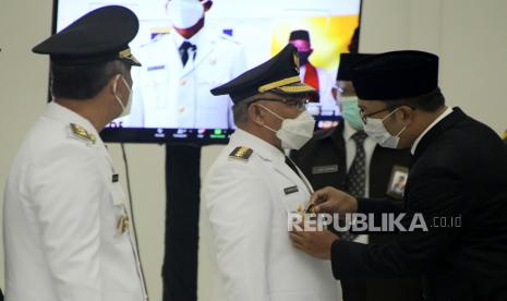 Pelantikan Wali Kota Depok Mohammad Idris oleh Gubernur Jawa Barat Ridwan Kamil di Gedung Merdeka, Jalan Asia Afrika, Kota Bandung, Jumat (26/2).