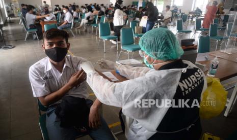 Petugas kesehatan menyuntikkan vaksin COVID-19 kepada pelajar di Sentra Vaksin Pelajar SMK Negeri 1 Jakarta, Selasa (3/8). Sentra vaksin yang berlangsung hingga Jumat (6/8) tersebut menyedikan kuota 300 dosis vaksin perhari yang diutamakan untuk para pelajar di wilayah Kecamatan Sawah Besar.