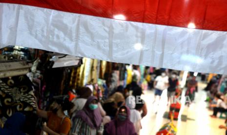 Bendera merah putih terpasang untuk peluncuran Gerakan Indonesia Raya Bergema di Pasar Beringharjo, Yogyakarta, Kamis (20/5). Bersamaan dengan momentum Hari Kebangkitan Nasional Gubernur DIY Sri Sultan Hamengkubuwono X meluncurkan Gerakan Indonesia Raya Bergema. Pada acara ini di empat tempat yakni Pura Pakualaman, Pasar Beringharjo, SMAN 1 Pakem, dan Universitas Atma Jaya Yogyakarta pada pukul 10.00 WIB diperdengarkan lagu kebangsaan Indonesia Raya. Nantinya setiap hari setiap pukul 10.00 WIB akan diputar lagu Indonesia Raya, dan warga yang berada di situ harus berdiri menghormati lagu kebangsaan.