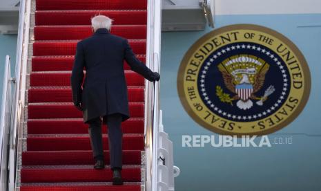 Presiden Joe Biden naik Air Force One di Andrews Air Force Base, Md., Untuk perjalanan ke Milwaukee, Wis., Selasa, 16 Februari 2021 (ilustrasi).