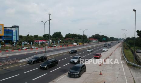 Sejumlah kendaraan pemudik melitasi Gerbang Tol Cikampek Utama, Jawa Barat. Kemenhub mencatat lebih dari 500 ribu mobil yang keluar masuk Jabodetabek pada H+2.