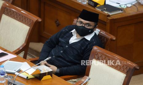 Menteri Agama Yaqut Cholil Qoumas saat mengikuti rapat kerja dengan Komisi VIII DPR di kompleks Parlemen, Senayan, Jakarta, Senin (15/3). Rapat tersebut membahas Persiapan Penyelenggaraan Ibadah Haji Tahun 1442 H/ 2021 M dan Vaksinasi Jamaah Haji Tahun 1442 H/ 2021 M.Prayogi/Republika.