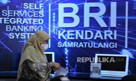 Nasabah antre di Bank BRI Kantor Cabang Kendari Samratulangi, Kendari, Sulawesi Tenggara, Rabu (30/12/2020). Bank BRI Cabang Kendari dipenghujung tahun 2020 mencatat realisasi Program Pemulihan Ekonomi Nasional (PEN) Kredit Modal Kerja mencapai Rp32,8 miliar, Program Banpres Produktif Usaha Mikro (BPUM) tersalurkan sebesar Rp12,4 miliar untuk 5.172 nasabah sedangkan Program UMKM berupa kredit super mikro terealisasi sekitar Rp10 miliar ke penerima sebanyak 1.048 nasabah. 